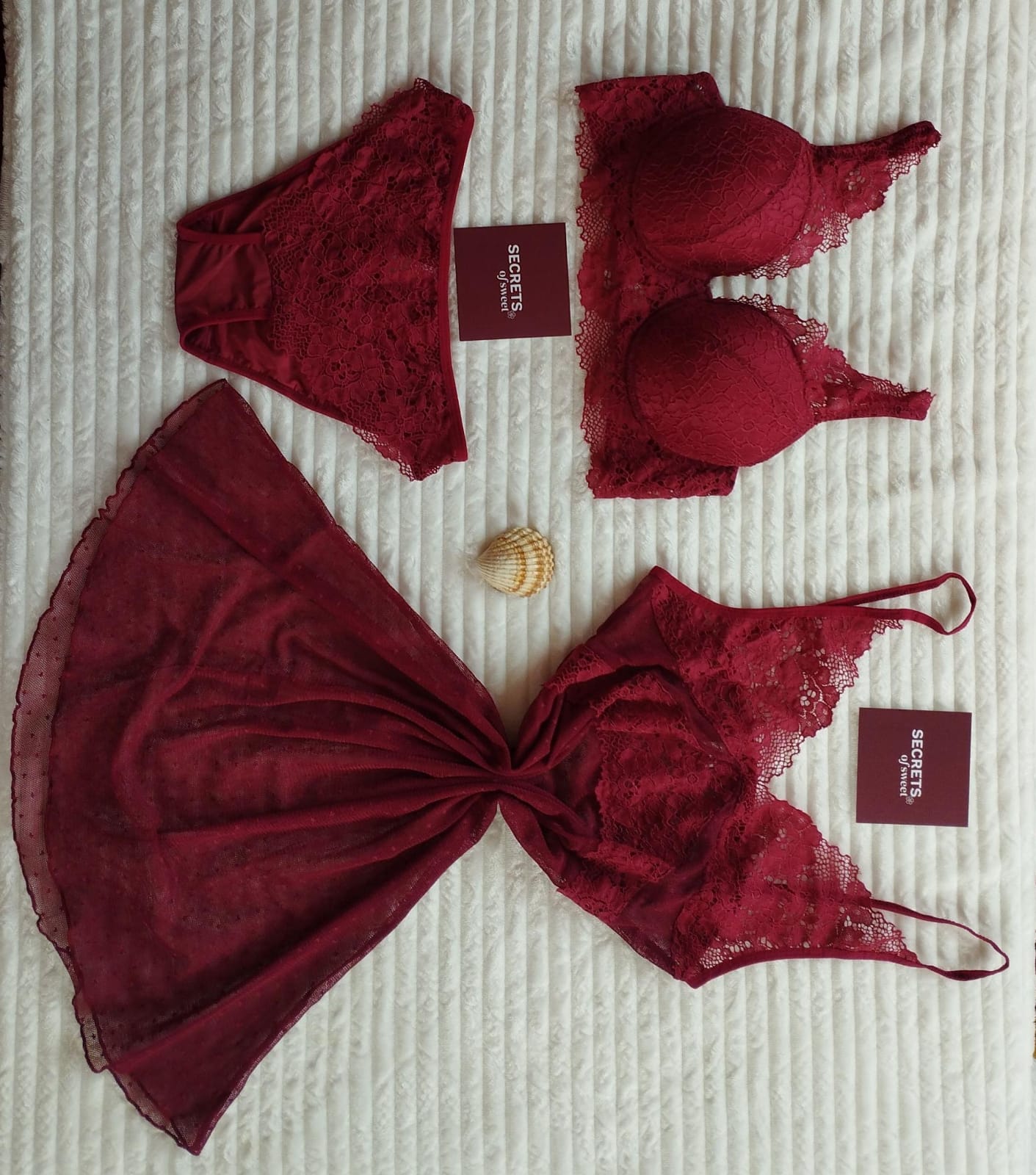 Lingerie deux pièces en bordeaux pour femme et fille , livraison a domicile et livraison gratuite partout au Maroc faite vos achats de chez vous 