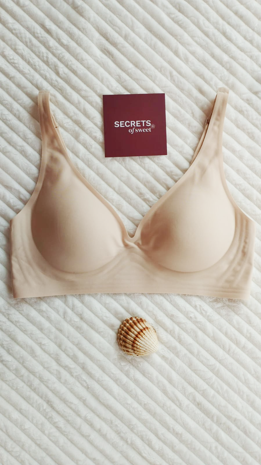 Soutien-gorge secondes peaux, bodys sculptants ou coques adhésives : découvrez toutes nos astuces lingerie 100% invisibles même sous les vêtements les plus moulants.